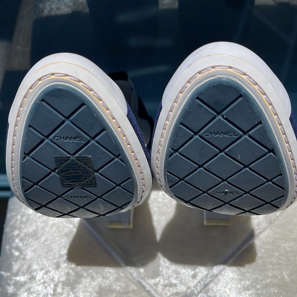 Authentic NWOB CHANEL Navy Blue Suede/White Leather Elastic Ballet Heels - Picture 9 of 16